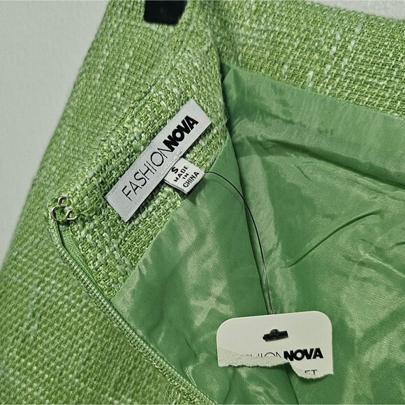 NWT Fashion Nova Preppy Tweed Mini Skirt Metallic Gold Chain Hem Size Small - Picture 3 of 7